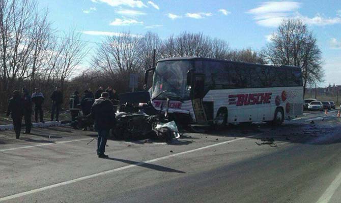 На Волыни иномарка влетела в рейсовый атвобус: погибли 4 человека