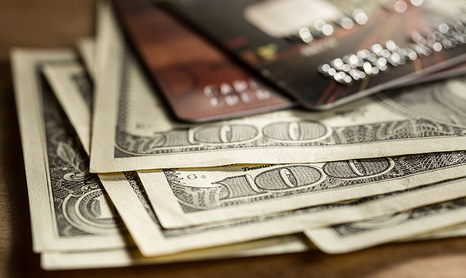 Объем денежных переводов в Украину сократился на $1,4 млрд