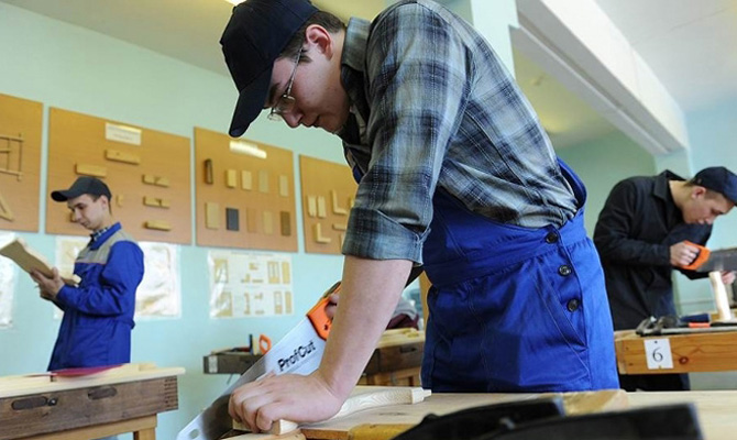 Кабмин направил регионам 500 млн грн дотации на финансирование ПТУ