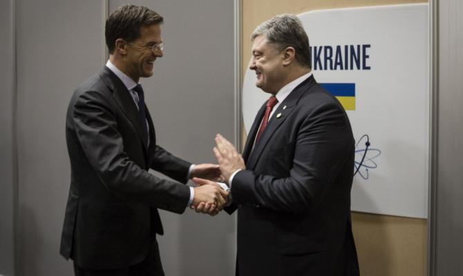 Порошенко обсудил проведение референдума в Нидерландах с премьером страны