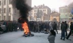 Под АП происходят столкновения между активистами и силовиками, горят шины