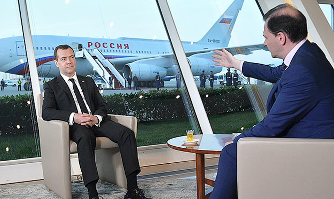 Медведев: Россия продолжит поставки оружия Армении и Азербайджану