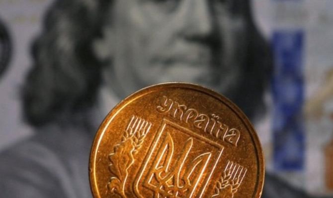 Украинцам упростили получение валюты от родственников
