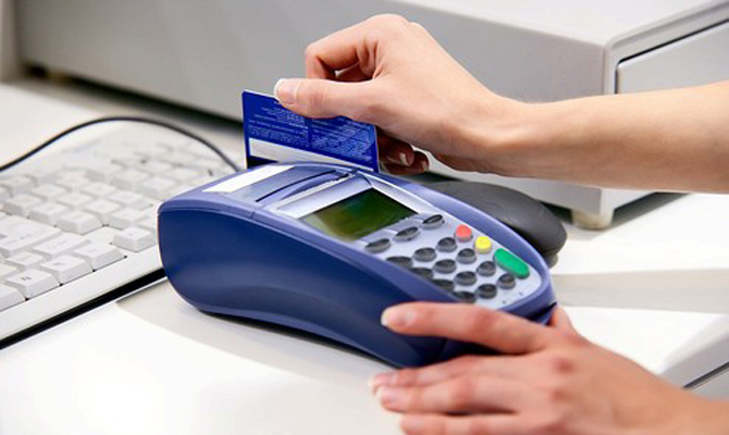 Банкир: Обслуживание банковских карт подорожало на 10%