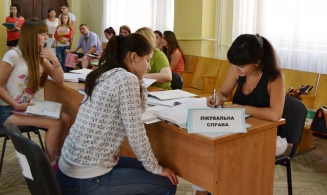 Рада разрешила выпускникам из зоны АТО поступать в вузы по экзаменам