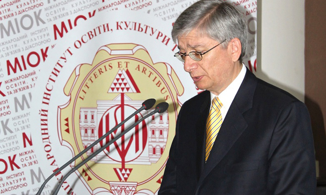 ВКУ призывает ЕС как можно скорее отменить визы для украинцев