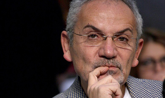 Решение об аннулировании Шустеру разрешения на работу приостановлено