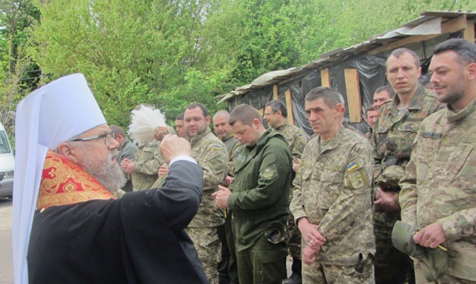 Капелланы УПЦ доставили Благодатный Огонь в 30 военных частей и подразделений ВСУ