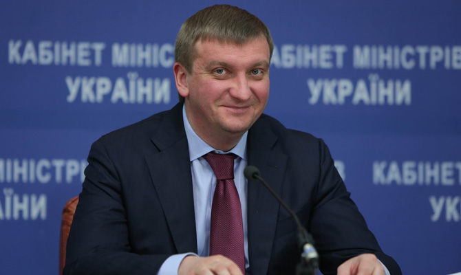 Глава Минюста призывает Луценко уволить 400 сотрудников прокуратуры