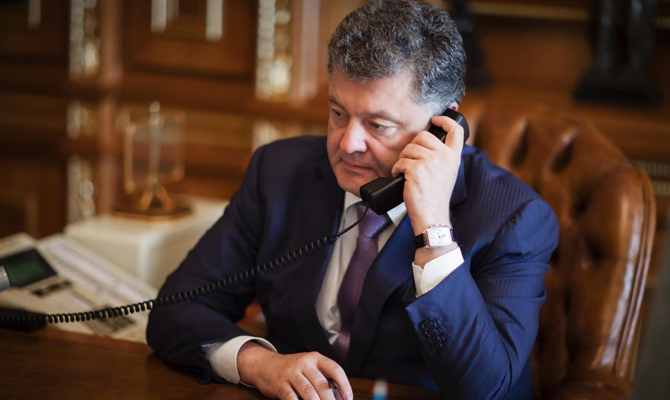 Порошенко обсудил с Меркель и Олландом ситуацию на Донбассе