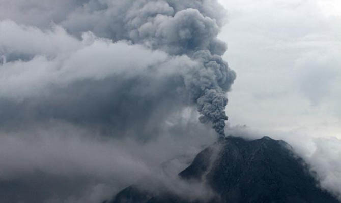 Извержение вулкана в Индонезии: погибло 7 человек
