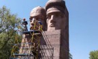 В Киеве осталось демонтировать 5 коммунистических памятников