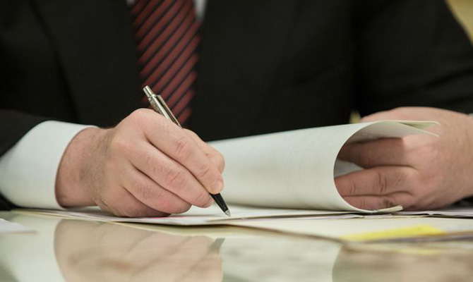 Порошенко помиловал почти 100 человек секретными списками