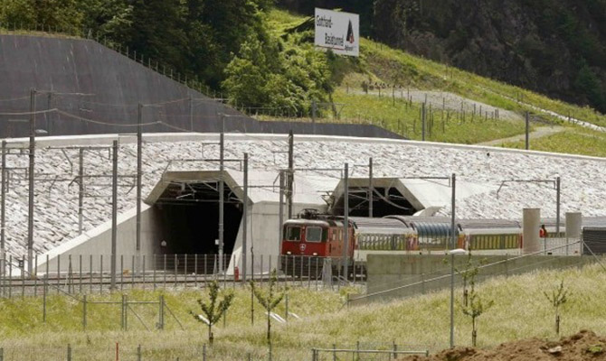 В Швейцарских Альпах сегодня откроют самый длинный железнодорожный тоннель в мире
