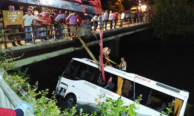 В Турции экскурсионный автобус упал в оросительный канал, 14 человек погибли