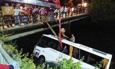 В Турции экскурсионный автобус упал в оросительный канал, 14 человек погибли
