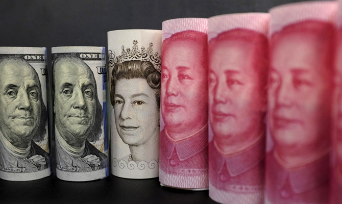 Китай ослабил курс юаня до шестилетнего минимума