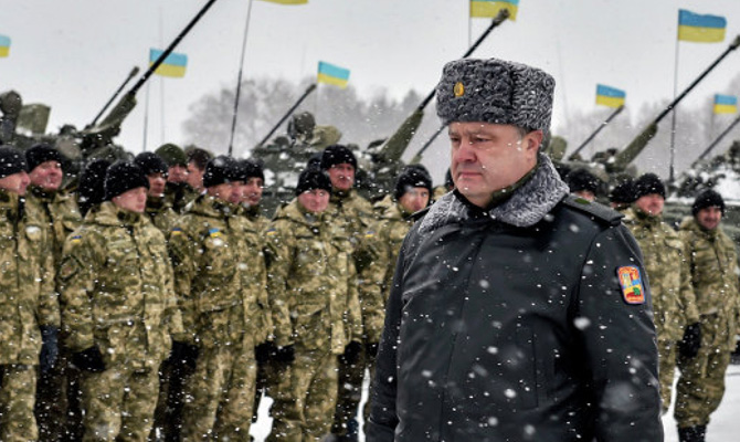 Порошенко утвердил новые знаки различия ВСУ с погонами без советских звезд