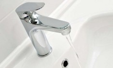 В Днепре и области жители жалуются на нехарактерный запах и цвет воды из крана