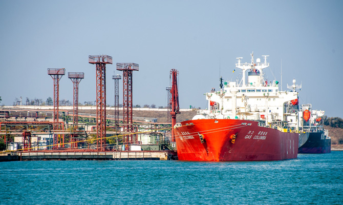 Мининфраструктуры установило 75% скидку портовых сборов на танкеры с нефтью в режиме транзита