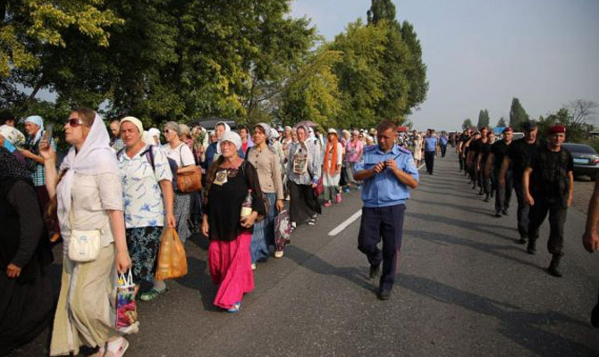 Участники Крестного хода согласились пересесть на автобусы