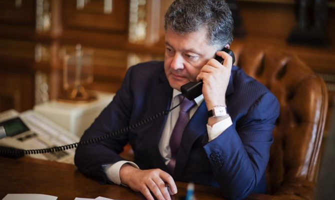 Порошенко обсудил с Меркель и Олландом «дорожную карту» имплементации минских соглашений