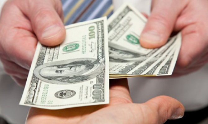 Фонд гарантирования возобновляет выплаты по двум крупным банкам