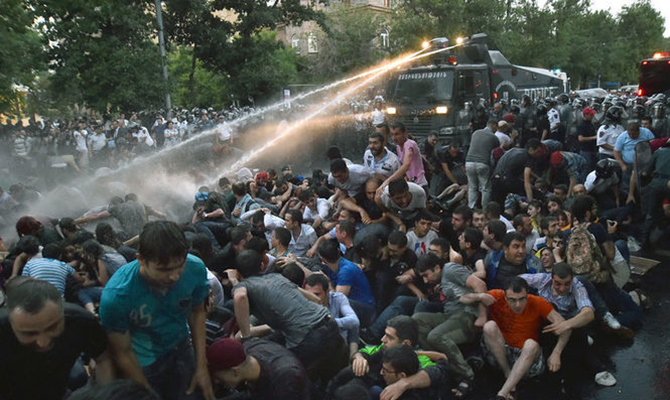 Во время протеста в Ереване задержаны более 100 человек