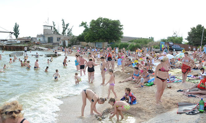 Номер с видом на море и войну: как отдыхают жители непризнанных ДНР и ЛНР