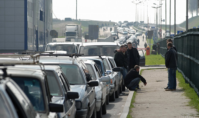 На западной границе Украины в очередях стоят 270 автомобилей