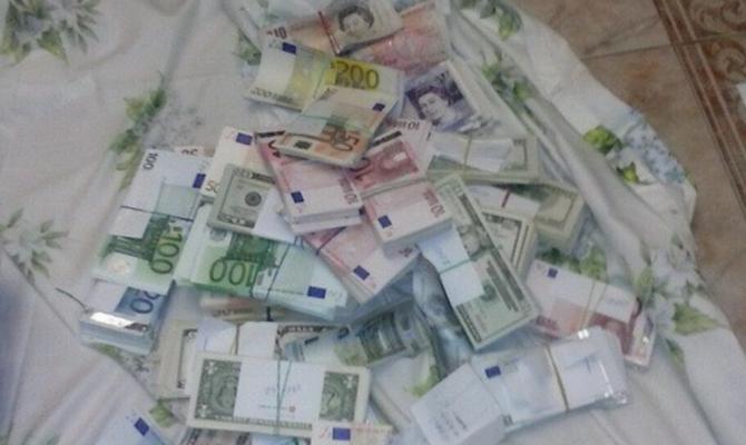 Ректор-взяточник хранил дома более 4,5 млн и банковские карточки