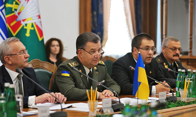 Полторак: Угроза масштабного вторжения РФ остается