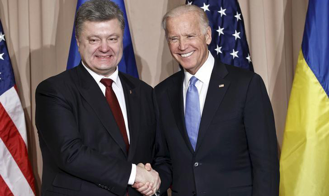 Байден предупредил Порошенко о риске отмены санкций ЕС против России