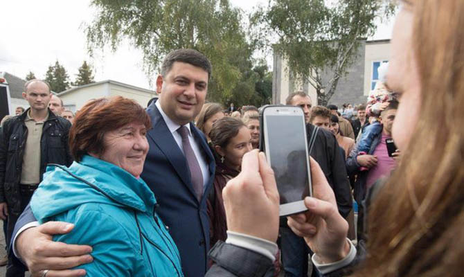 Гройсман подтвердил повышение на 30% зарплат учителям