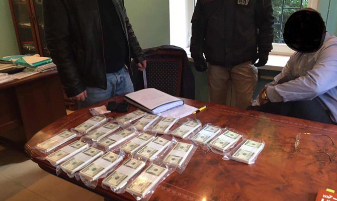 Луценко: Прокурор ГПУ уличен во взятке $200 тыс.