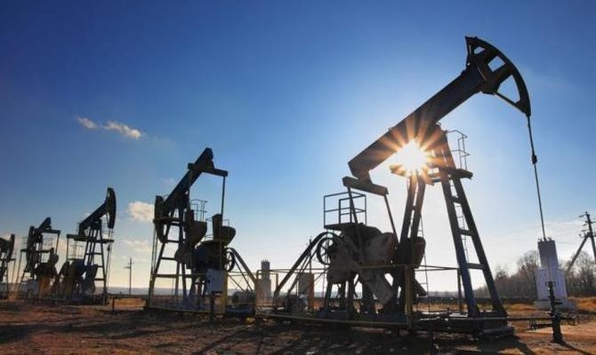 Цена на нефть Brent впервые за год поднялась выше $53
