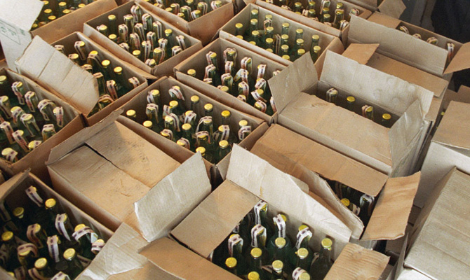 Сотрудников ГФС обвиняют в нелегальном производстве водки