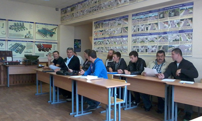 Кабмин выделил 50 млн грн на создание 25 центров по подготовке трактористов, монтажников санитарного оборудования и швей