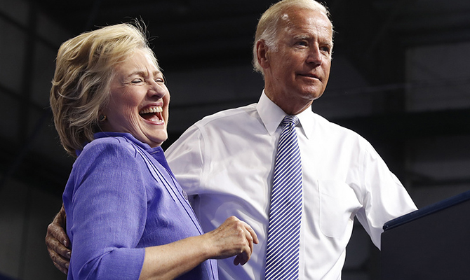 СМИ: Клинтон в случае победы на выборах хочет сделать госсекретарем Байдена