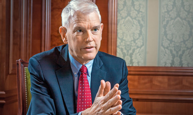 Клинтон может решиться вооружить Украину после победы, — Пайфер