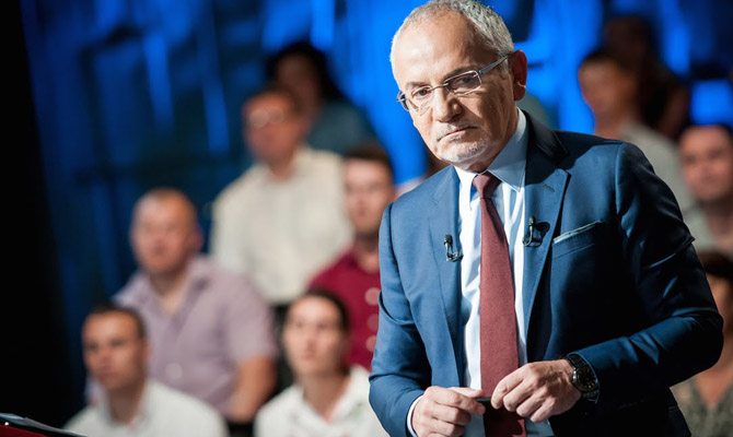 Суд разрешил обыскать жилье и студию Шустера