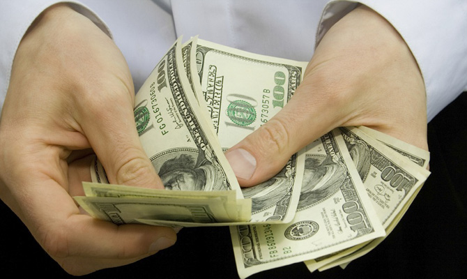 Названа средняя зарплата в Киеве