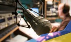 Две радиостанции уличили в нарушении языковых квот