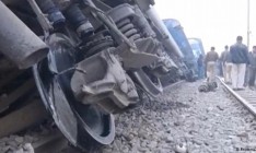 В Индии 14 вагонов поезда сошли с рельсов, более 90 человек погибли