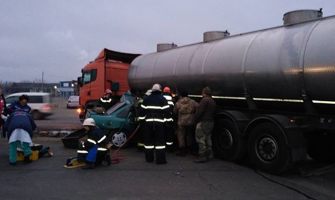 Под Николаевом авто с военными врезалось в бензовоз: погибли трое бойцов