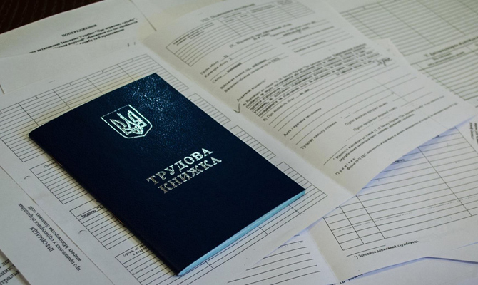 Кабмин установил новые надбавки за выслугу лет