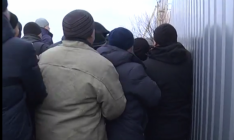 Более сотни людей вышли защищать компанию «БРСМ-Нафта»