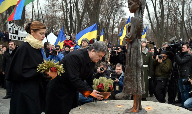 Порошенко поручил продолжить работу по признанию Голодомора геноцидом за границей