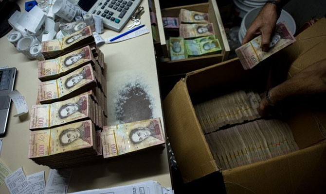 В Венесуэле деньги меряют килограммами, в Зимбабве их просто боятся