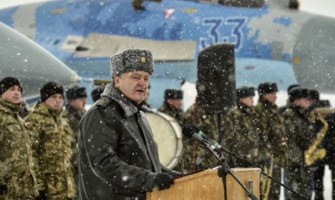 Армия в 2017 году должна повышать боеготовность, - Порошенко